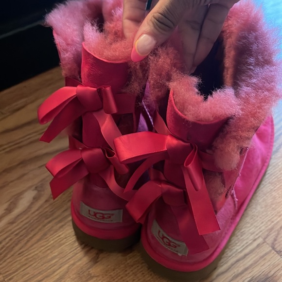 Bailey Bow Uggs - Picture 2 of 4